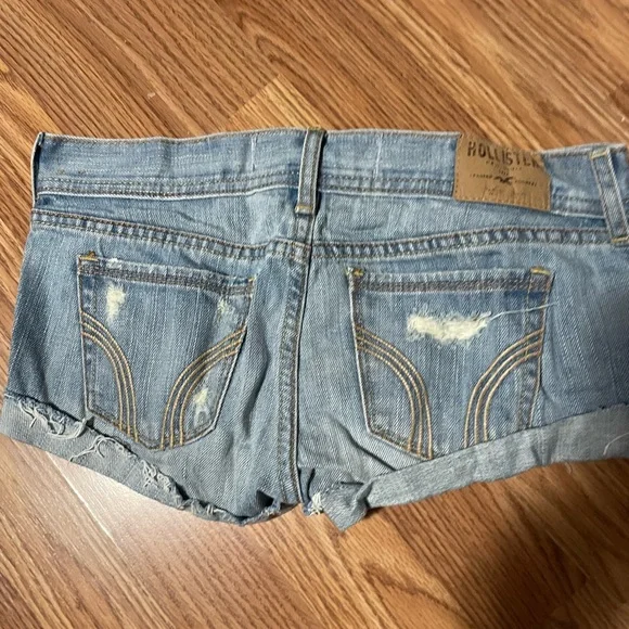 Classic Hollister Light Wash Distressed Denim Cutoff Shorts - Picture 2 of 4